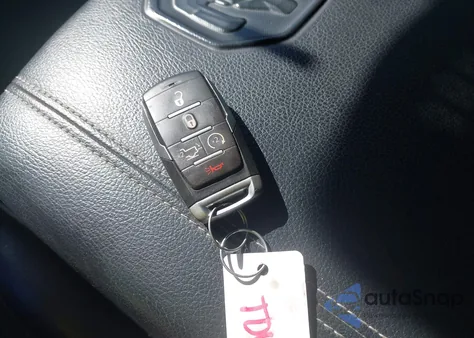 2021 Ram 1500 Laramie 4X4 5'7 Box z USA, uszkodzony, nr VIN 1C6SRFJT4MN738300